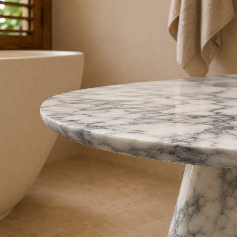 Mesa Lateral Açaíra em mármore, detalhe do tampo