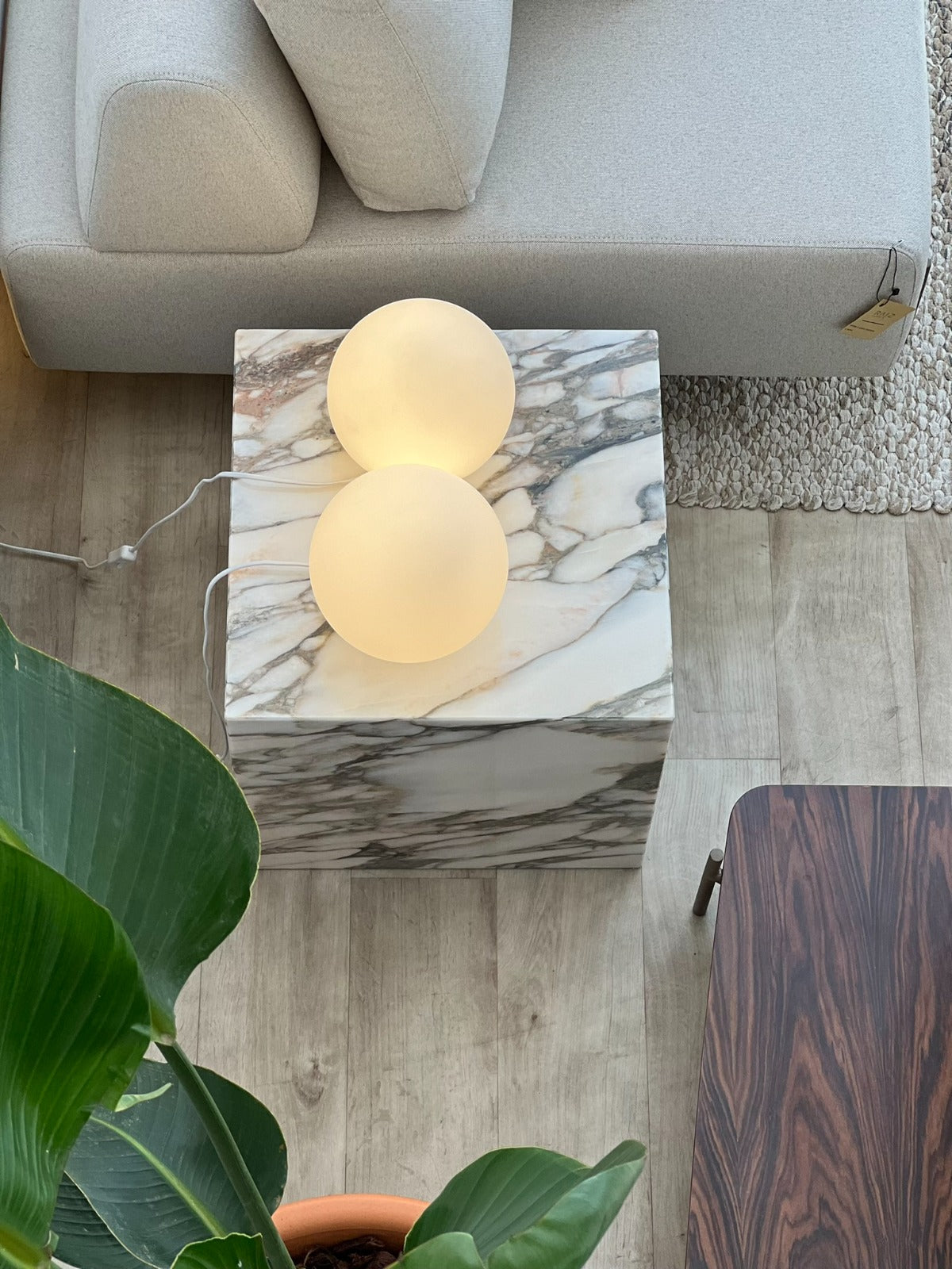 Mesa Lateral Box em pedra natural, ambiente