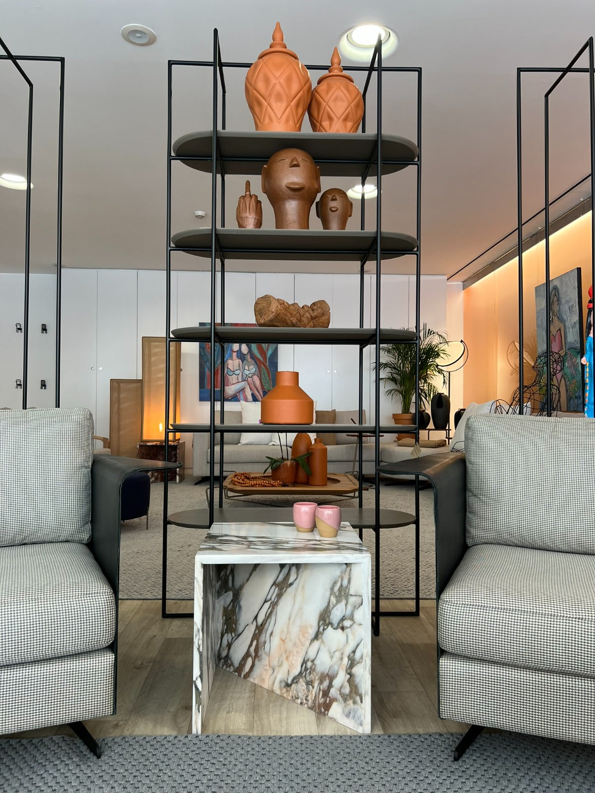 Mesa Lateral Box X em pedra natural, ambiente