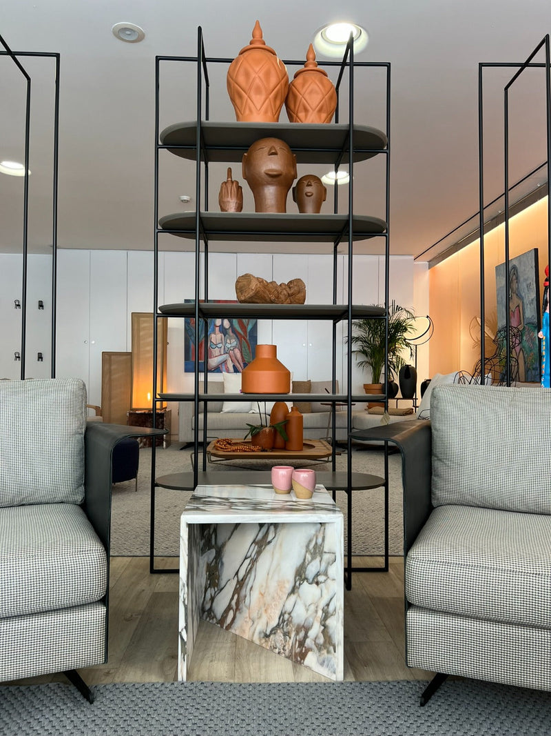Mesa Lateral Box X em pedra natural, ambiente